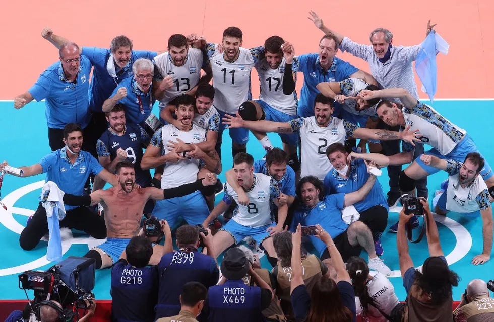 Una imagen que quedará en la historia: los chicos del vóley argentino se subieron al podio en Tokio tras ganarle a Brasil.