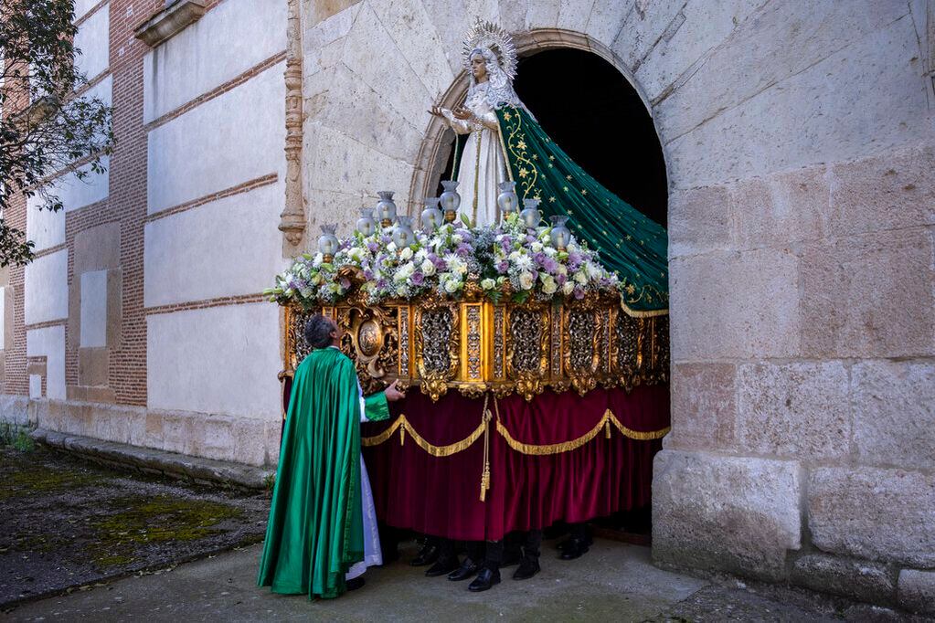 Penitentes cargan con la imagen de la Virgen de la Esperanza durante una procesión en Zamora, España, el 14 de abril de 2022. (AP Foto/Bernat Armangué)