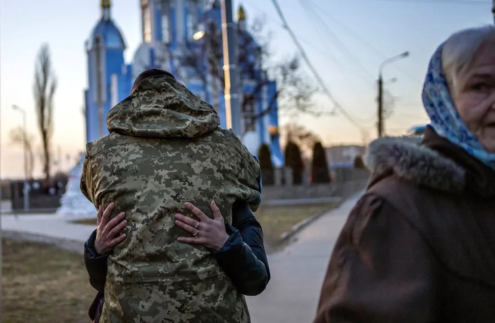 Muchos ucranianos vuelven a su país para unirse a las tropas y enfrentar a Rusia.