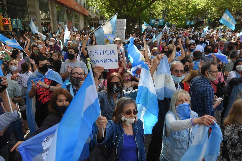 Pasadas las 16 de este lunes miles de personas con los colores de la bandera argentina se manifestaron en varias partes del país.