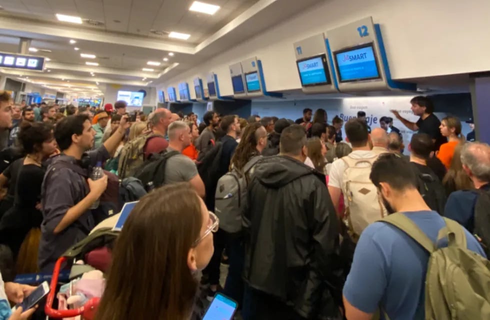 Ya hay más de 9100 pasajeros afectados por las reprogramaciones de vuelos de JetSmart en el Aeroparque Jorge Newbery. Gentileza: El Cronista.