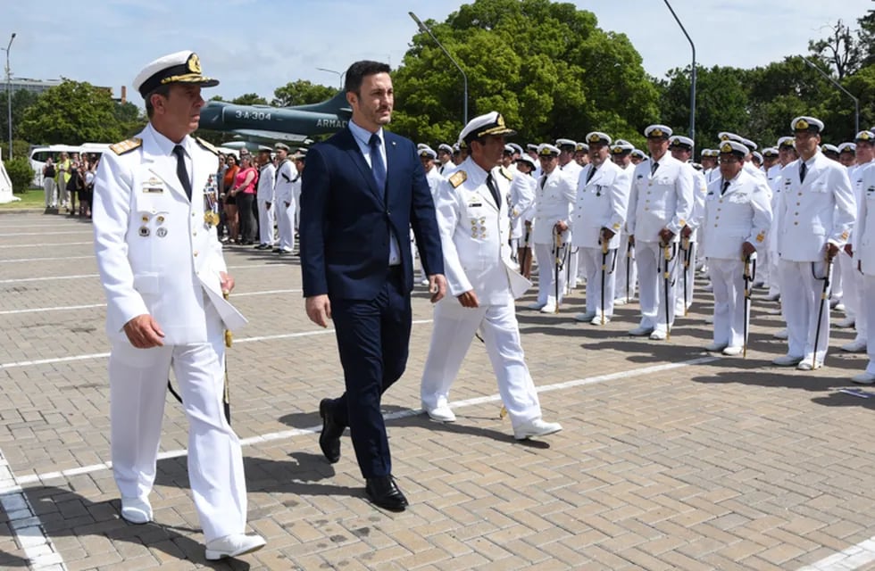 Durante una ceremonia presidida por el Ministro de Defensa, el Contraalmirante Allievi reemplazó en sus funciones al Almirante Julio Horacio Guardia.
