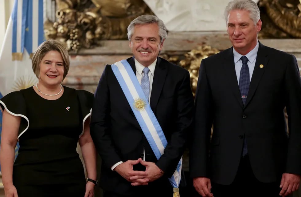 El presidente de Argentina, Alberto Fernández, en el centro, posa para una foto con el presidente de Cuba, Miguel Díaz-Canel, a la derecha, y su esposa Lis Cuesta en el palacio presidencial en Buenos Aires. AP