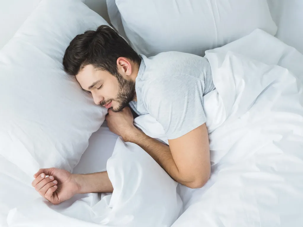 Escuchar un podcast o tener una rutina de cama te ayudará a conciliar el sueño más fácilmente.