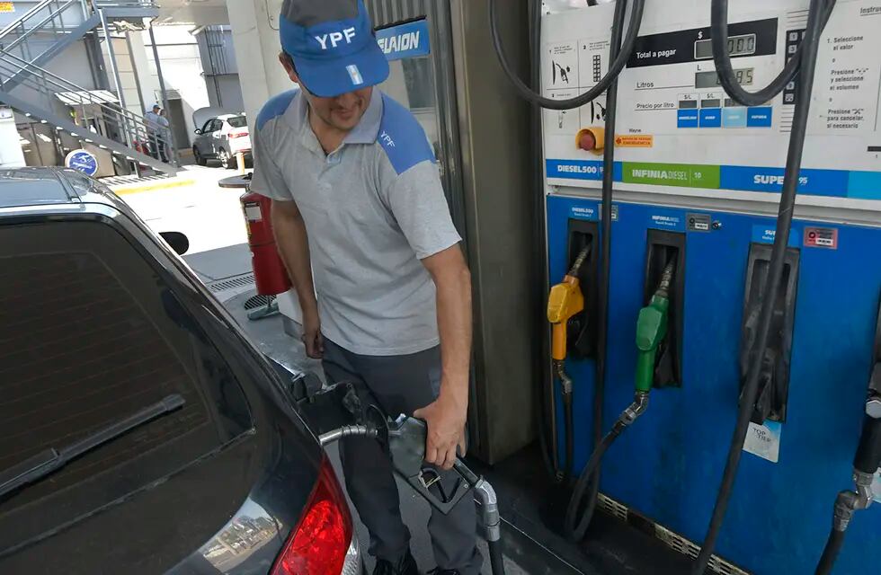 Aumento en el precio de los combustibles de YPF. Foto: Orlando Pelichotti / Los Andes