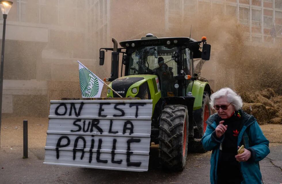 Una mujer murió atropellada durante las protestas que se están desatando en Francia por las quitas de subsidios al sector agropecuario.