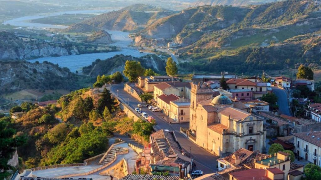 La región de Calabria, Italia, planea ofrecer hasta 33 mil dólares a jóvenes para que vivan en el lugar.