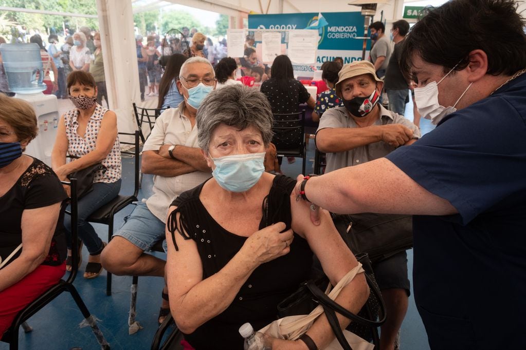 Silvia Molina es vacunada por el enfermero Gerardo Muñoz. Foto: Ignacio Blanco / Los Andes
