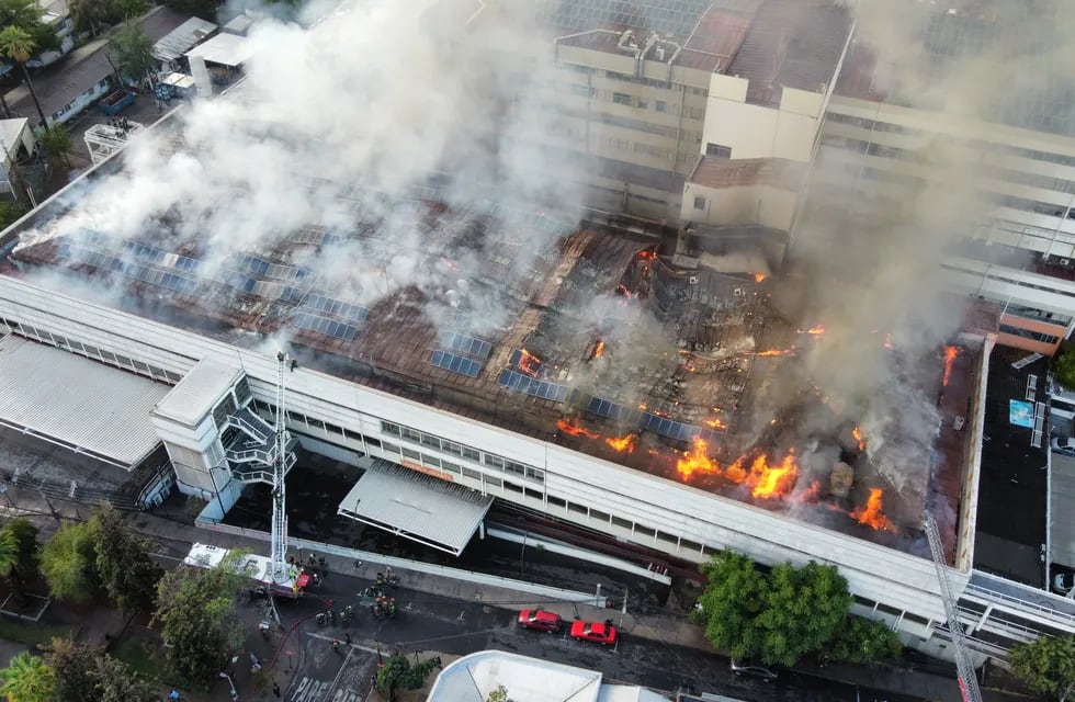 Un incendio de grandes dimensiones es combatido por varias dotaciones de bomberos en el hospital San Borja Arriarán en Santiago de Chile.