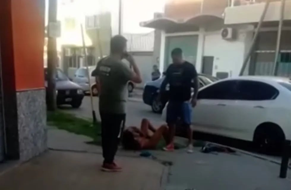 Un adolescente de 15 años fue golpeado y desnudado por un grupo de vecinos. Captura de video