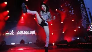 Una japonesa ganó el Campeonato Mundial de Guitarra imaginaria