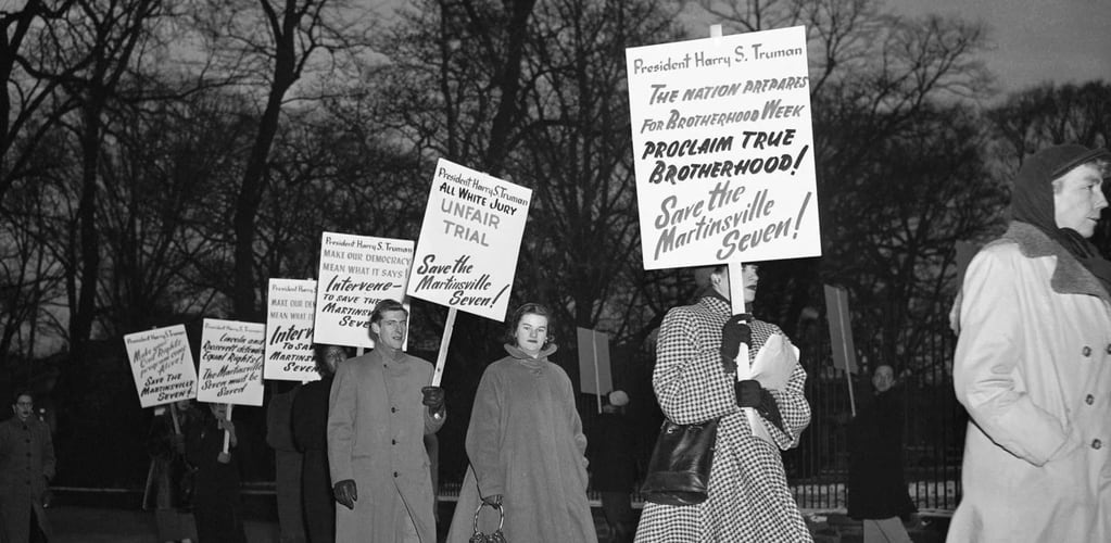 Foto de archivo de 1951. Manifestantes marchan en Washington para detener las ejecuciones de siete hombres.