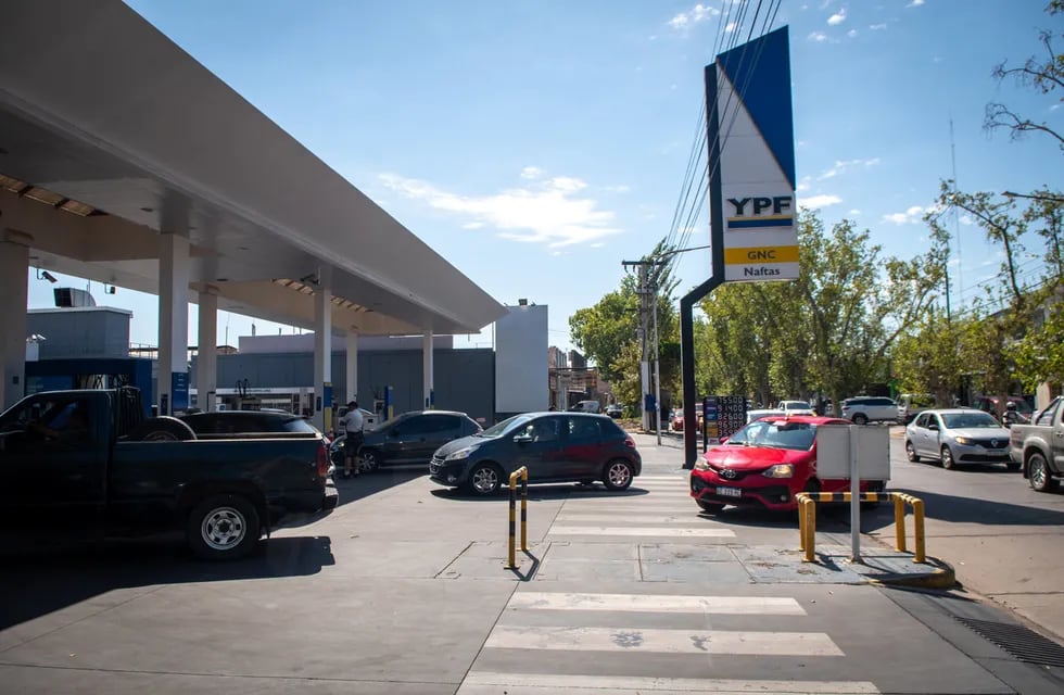 Largas filas de vehículos se formaron en las estaciones de servicio debido a la posibilidad de un inminente aumento en el precio de los combustibles.
Foto: Ignacio Blanco / Los Andes