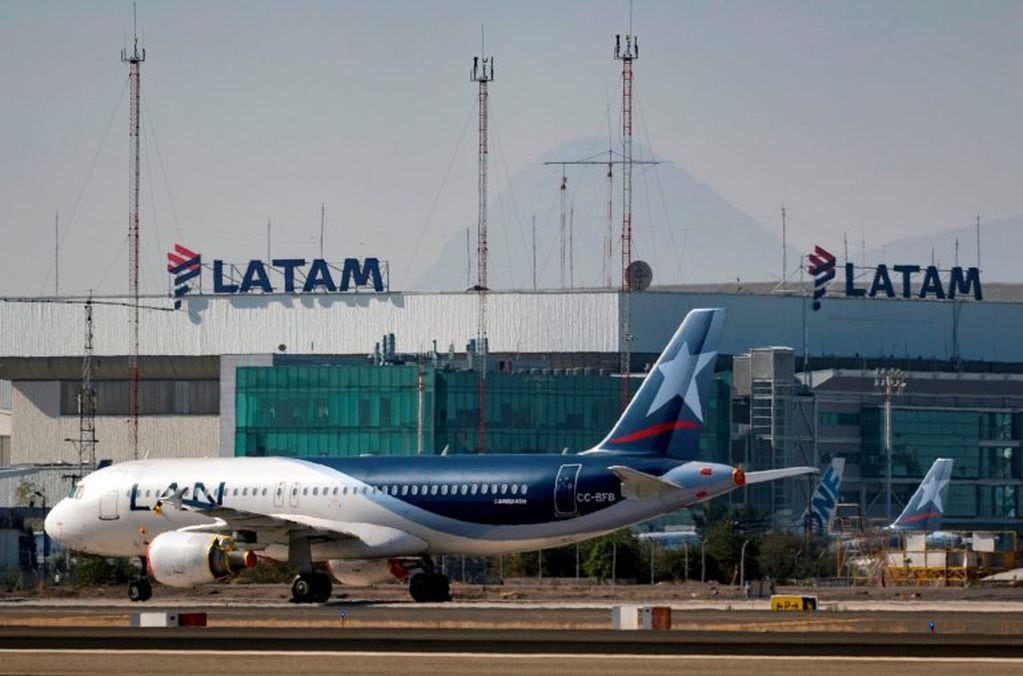 Chile suspendió vuelos provenientes del Reino Unido y mantiene restricciones de ingreso.