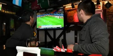 Sergio, Omar y Gonzalo ya están preparados para ver los partidos de fútbol en un bar de avenida Colón. Jose Gutierrez /  Los Andes