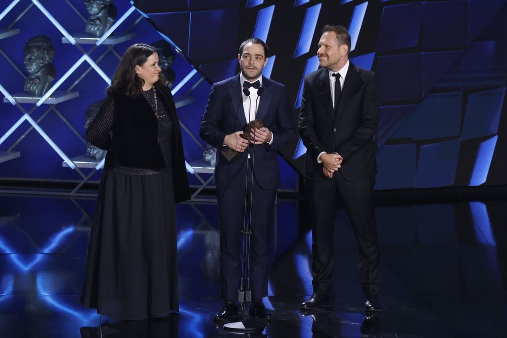 Peter Lanzani junto a  los productores Agustina Llambi-Campbell y Federico Posternak. Foto: Premios Goya.