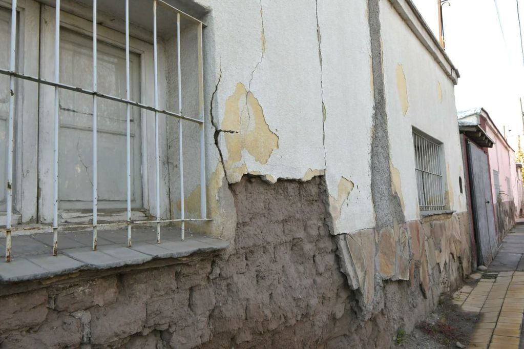 En el Pasaje Jofré, de San José (Guaymallén) se agrietaron las paredes de algunas viviendas y familias de la zona debieron ser evacuadas.