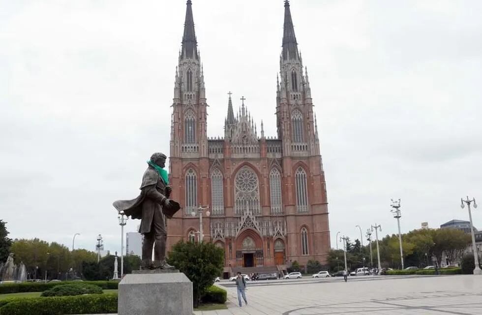 La catedral de La Plata habría servido de inspiración al libro de Sánchez de Bustamante. (Clarín.com)