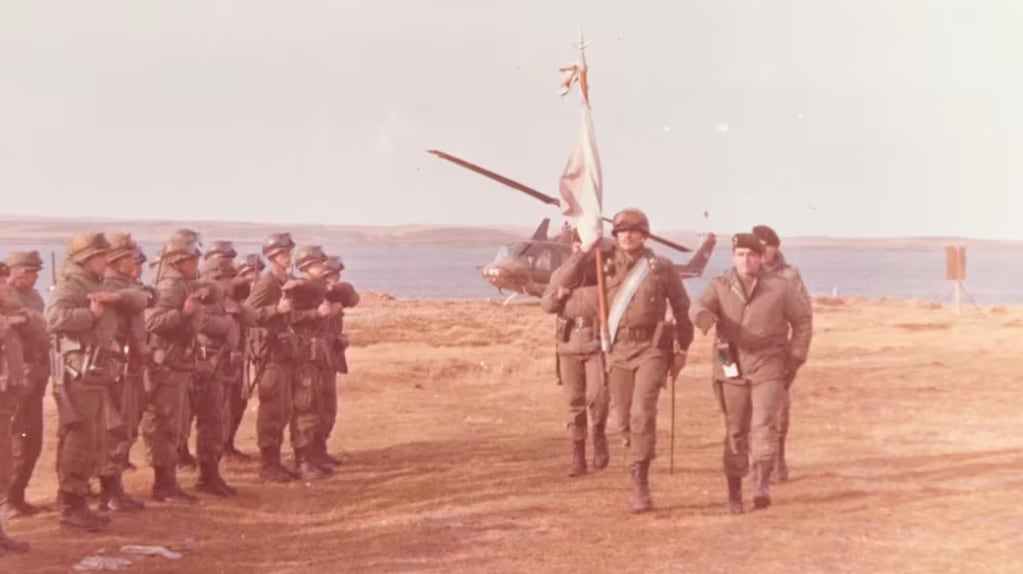El entonces jefe de regimiento Daniel Esteban junto a Abel Aguiar en la jura a la bandera en las islas. Foto: Gentileza D.E.