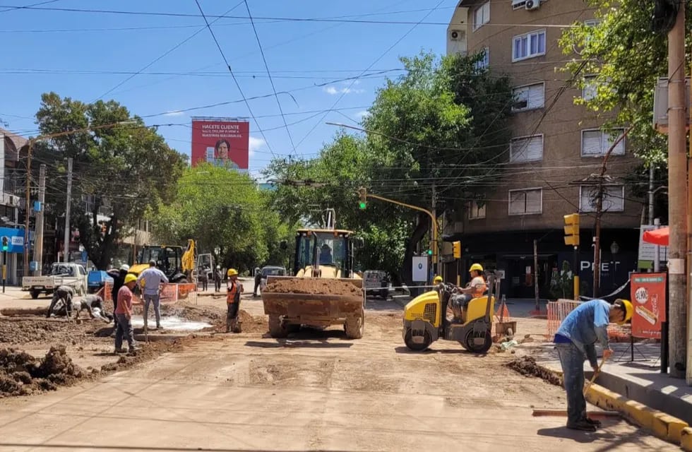 Una obra licitada por Aguas Mendocina complica el tránsito en la Ciudad. Foto: Aysam.
