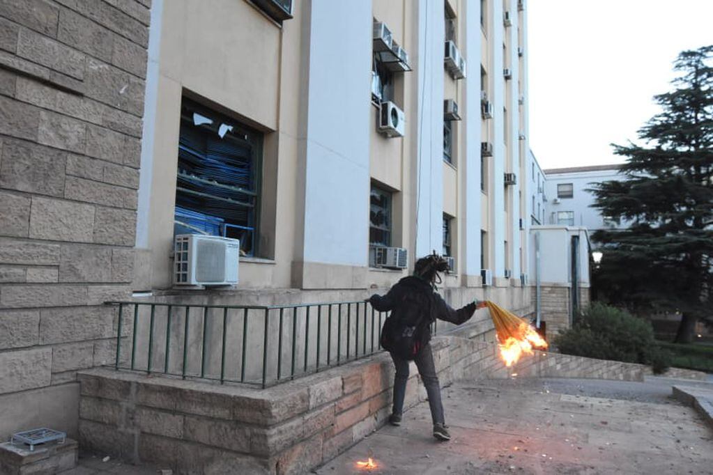 Un grupo de manifestantes lanzó piedras y bombas molotov al interior de Casa de Gobierno. Además prendieron fuego bancos y plantas en el exterior del edificio durante la marcha de pedido de justicia por el femicidio de Florencia Romano.