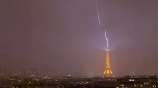 Rayo impactó sobre la Torre Eiffel