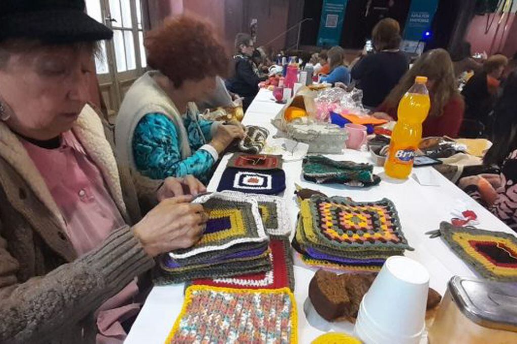 Más de 150 mujeres trabajaron en conjunto uniendo a mano cada cuadradito de lana tejido. Foto: Gentileza