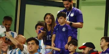 Mateo Messi les tiró un chupetín a los hinchas de Australia y su mamá lo retó