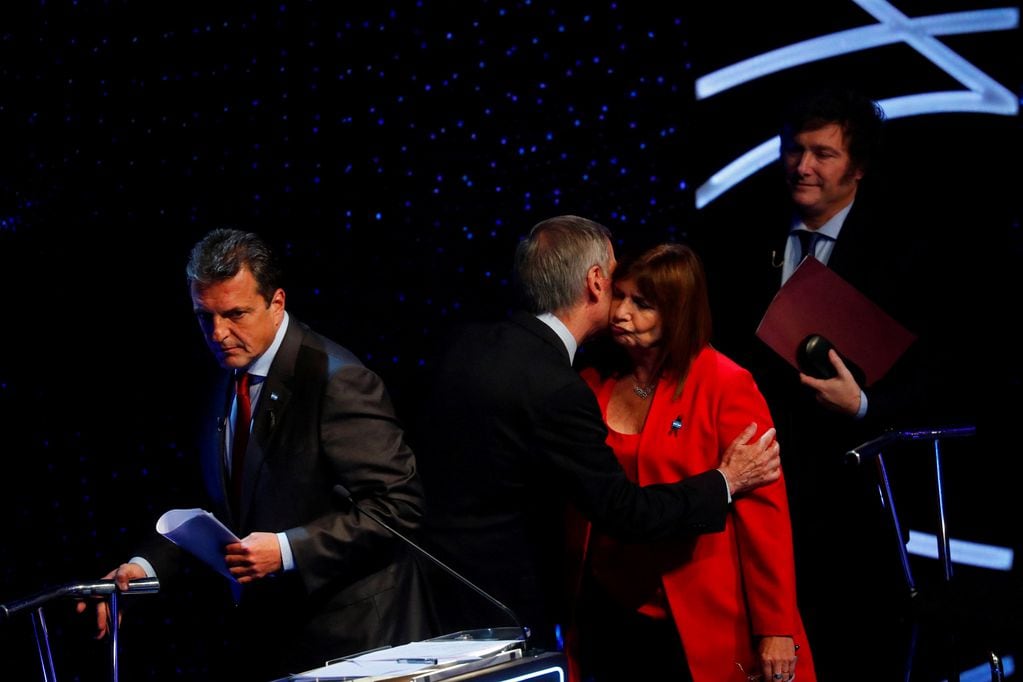 El saludo final entre los candidatos. / Foto: Federico López Claro