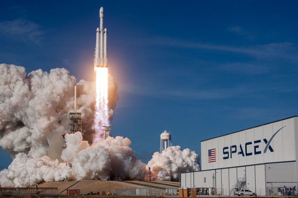 Un cohete espacial de la empresa de Elon Musk pasó cerca de un avión de pasajeros.