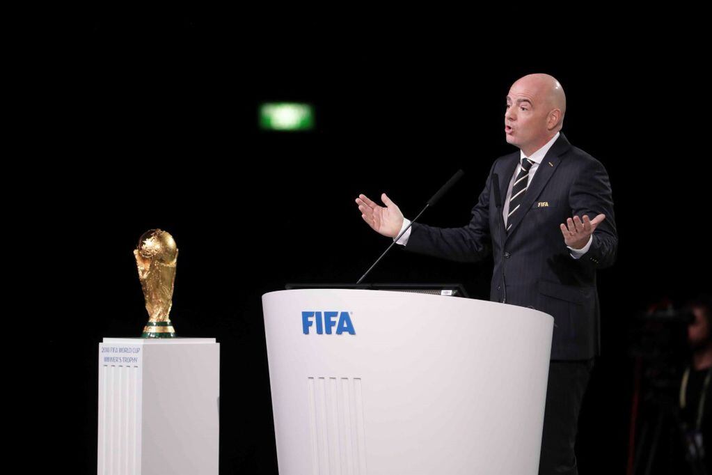 Gianni Infantino, presidente de FIFA, con la Copa del Mundo. (Foto: DPA/Archivo)