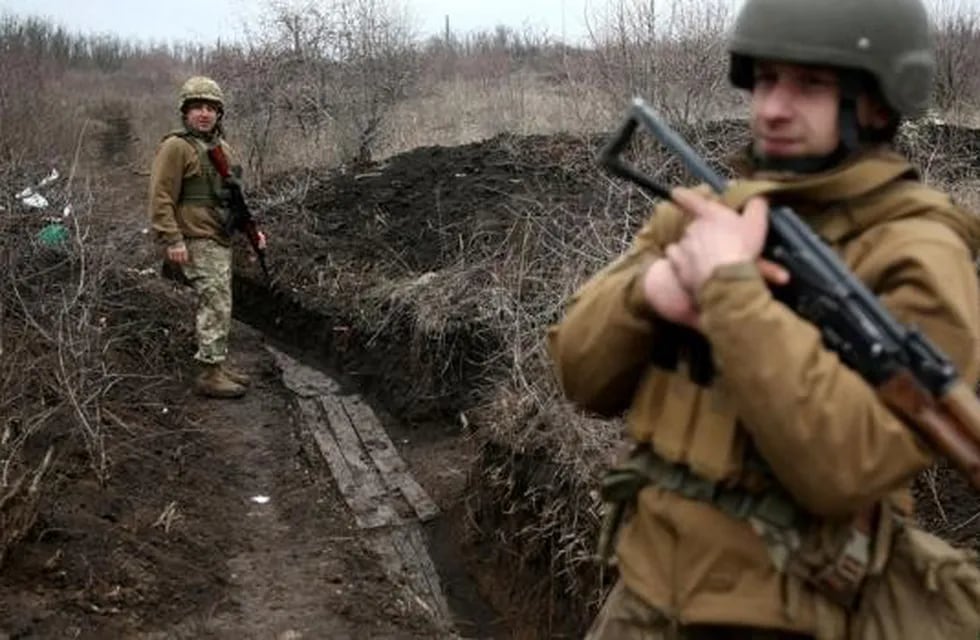 Una patrulla de militares ucranianos vigila la frontera con las regiones separatistas prorrusas - AFP
