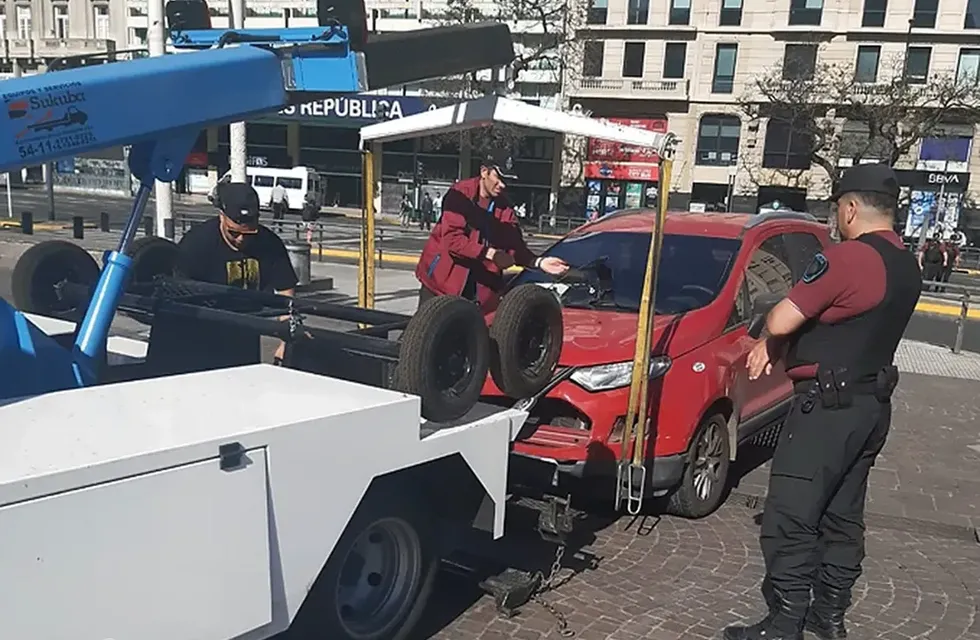 El vehículo fue retenido por la Policía de la Ciudad.