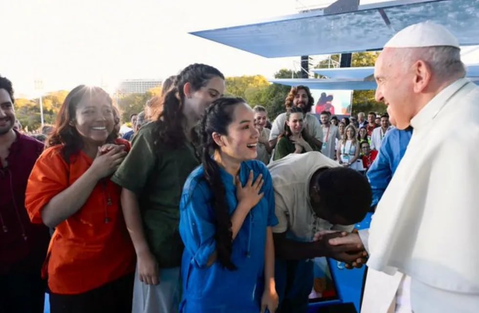 El papa Francisco junto a un grupo de fieles que lo fueron a ver. Foto: Twitter / @pablodemendoza_
