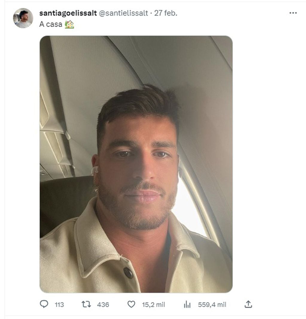 La foto de Santiago Elissalt en un avión el 27 de febrero pasado, después del show de Ricky Martin en Mendoza (Twitter @santielissalt)