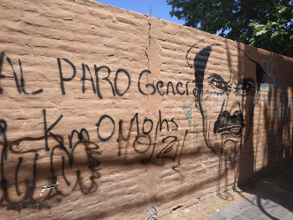 El grafiti por el cual el hombre fue sancionado.