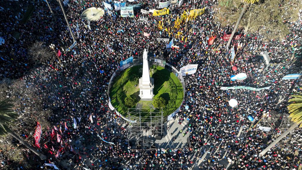 Marcha en la ciudad de Bs. As. por el atentado Plaza de Mayo. / Foto: Clarín