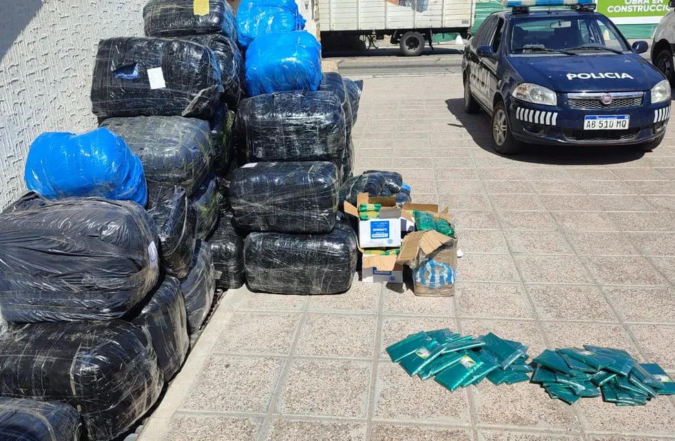 La mercancía de contrabando y las hojas de coca decomisadas por personal de Narcotráfico. / Gentileza Ministerio de Seguridad y Justicia.