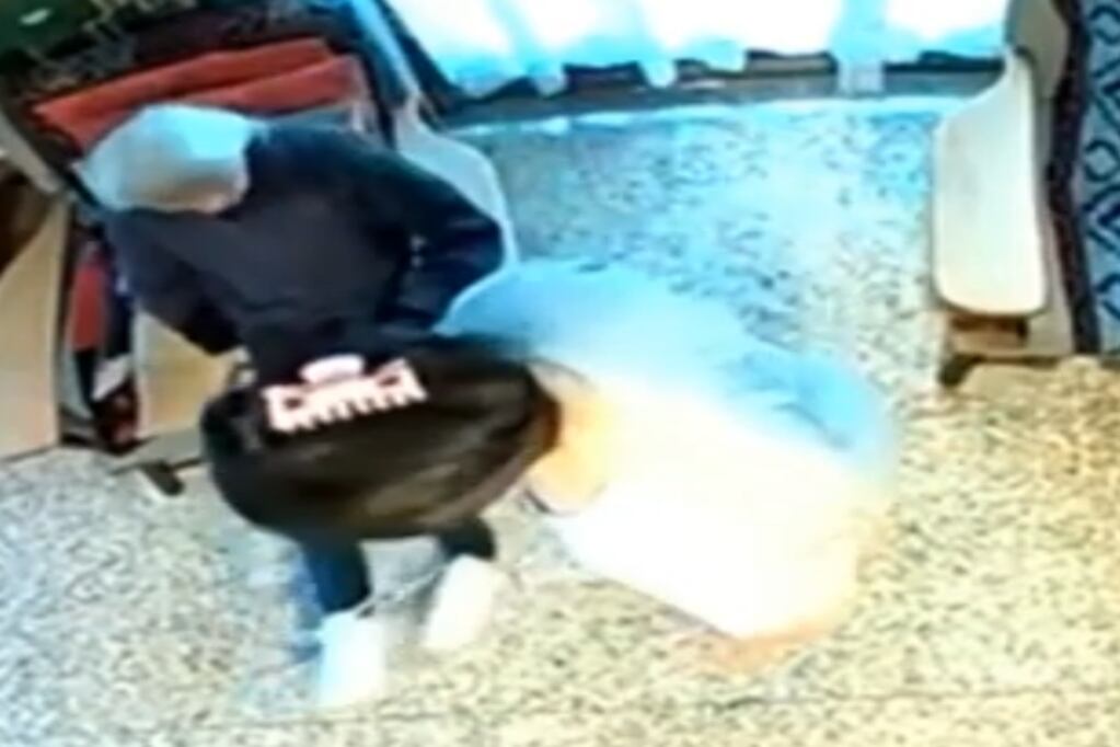 La cuidadora de 51 años le daba patadas y golpes de puño a la anciana (Captura de video)