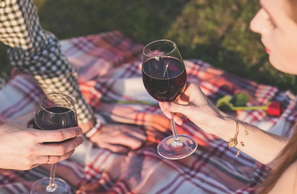 Cada pareja será recibida con una copa de vino y su propio mantel para vivir este romántico picnic.