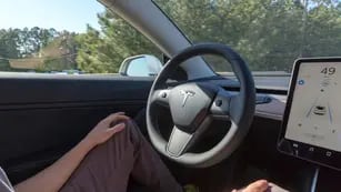 De no creer: una mujer dio a luz a su beba en un auto Tesla que viajaba en piloto automático