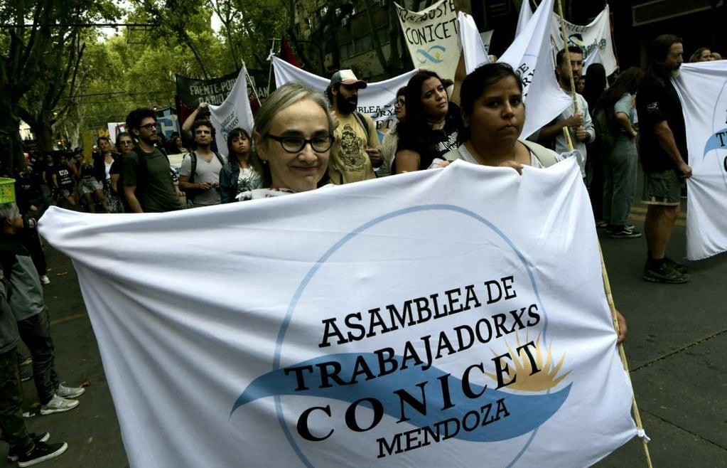 Protestas en el Carrusel 2024: Conicet, SUTE, pueblos originarios contra la minería (Orlando Pelichotti / Los Andes)