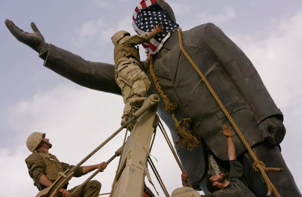 La estatua de Saddam Hussein es derribada en Bagdad el 9 de abril del 2003.  (Foto AP/Jerome Delay, File)