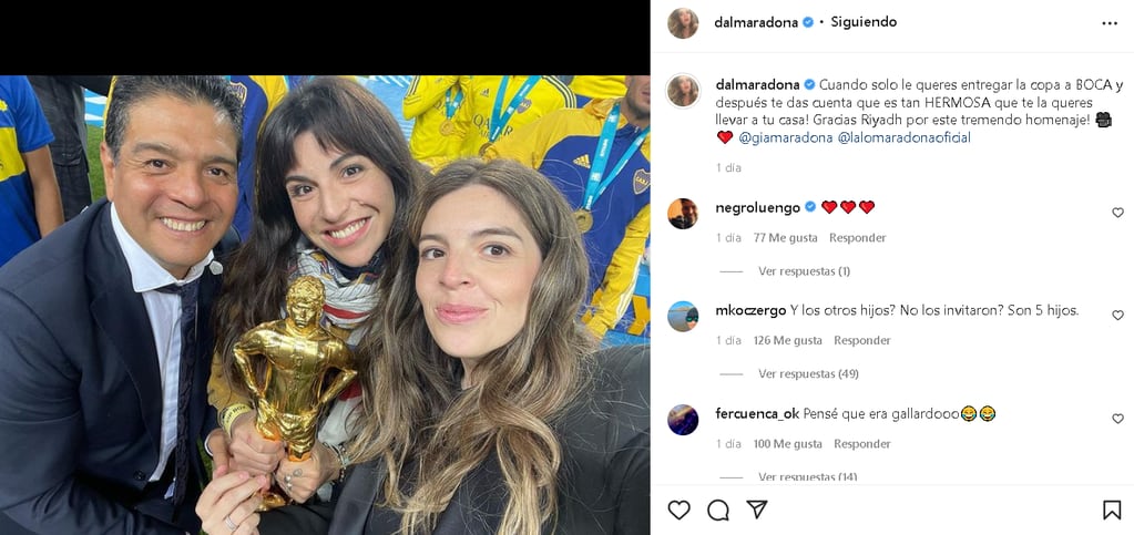Dalma y Gianinna Maradona con el trofeo de la Maradona Cup