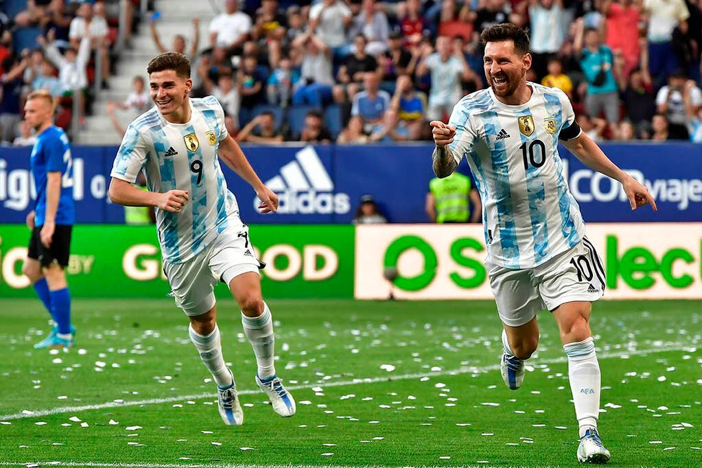 Julián Álvarez y Leo Messi. El primero lucha por entrar en la lista de 26 y el segundo, la máxima atracción de la Copa del Mundo. / archivo