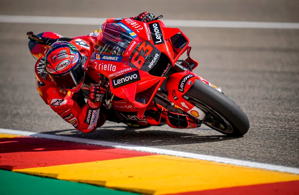 Francesco Bagnaia se llevó la pole position de MotoGP en Aragón