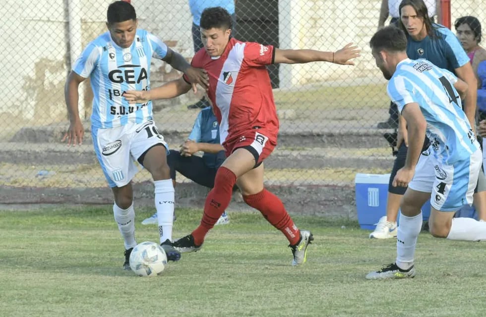 El Deportivo Maipú enfrenta a Racing de Córdoba / Orlando Pelichotti.