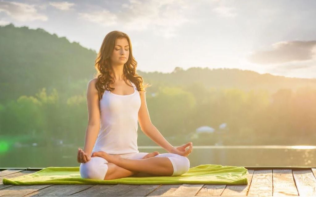 El yoga es un camino espiritual para que mente, cuerpo y alma se equilibren, promoviendo la calma y paz interior. 