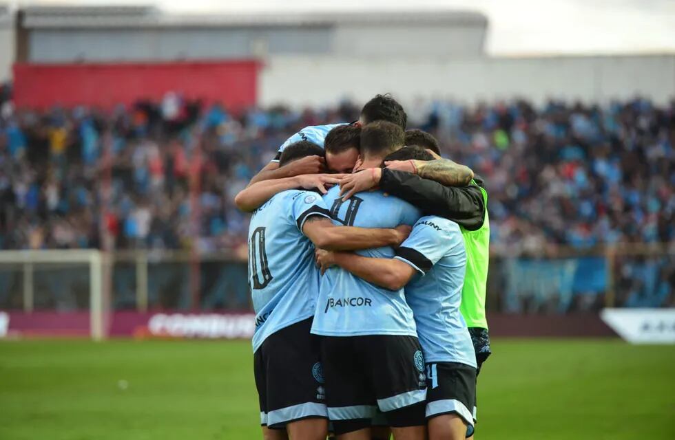Todos abrazan a Susvielles, autor del 1 a 0 de Belgrano ante Estudiantes LP. (Nicolás Bravo / La Voz).