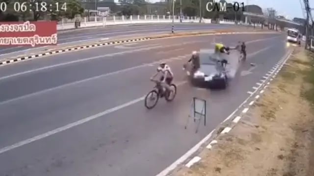 Video: dos ciclistas murieron tras ser atropellados brutalmente por un conductor borracho en Tailandia